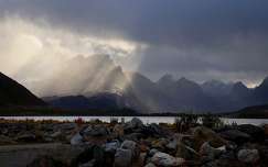 fény hegy kövek és sziklák skandinávia felhő norvégia